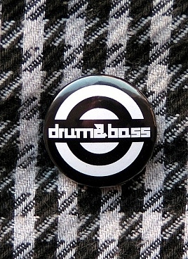 Černý drum and bass placka